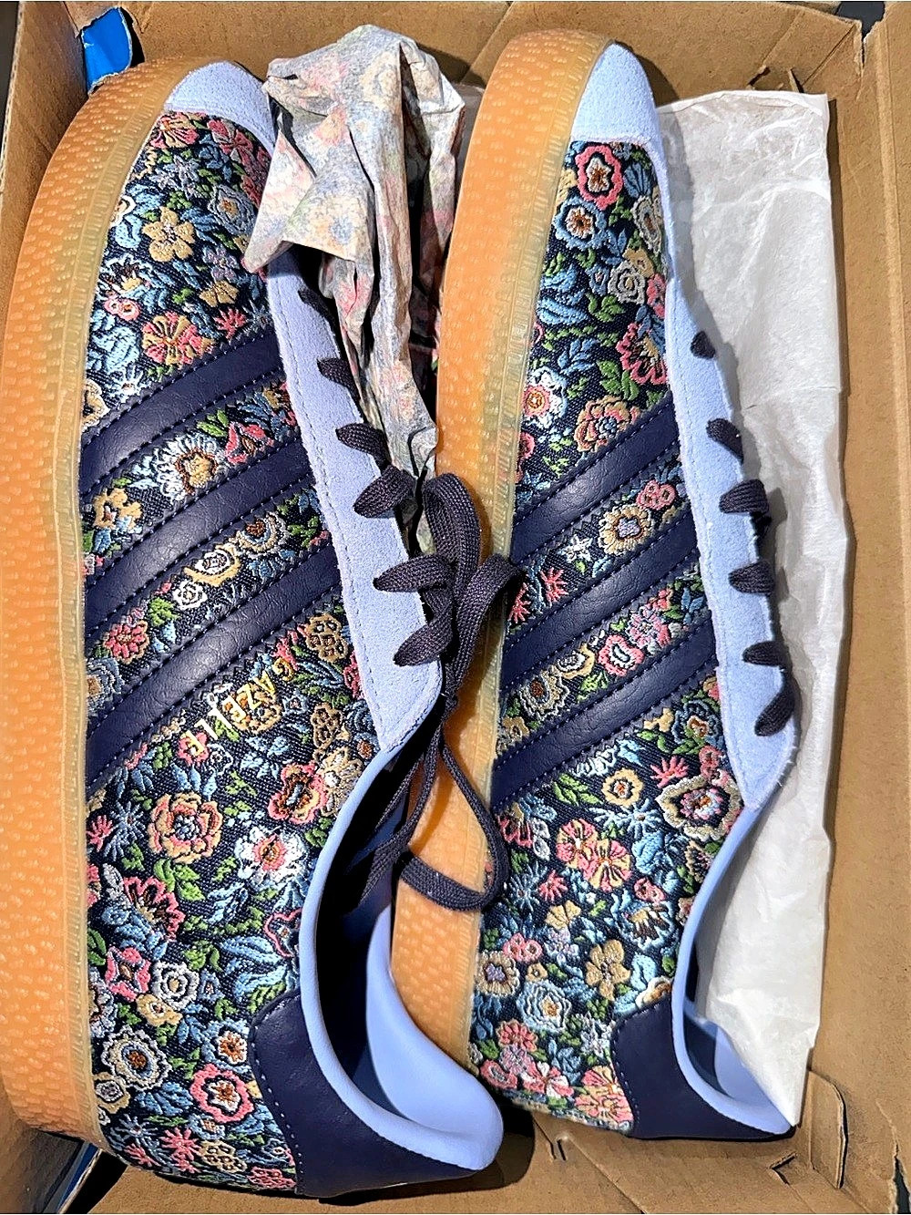 adidas Gazelle J Floral Sneakers Blue & Multicolor youth 7 or women’s 8.5